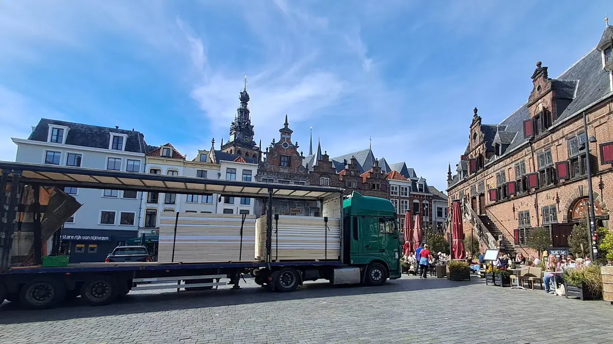 Backstage freight handling